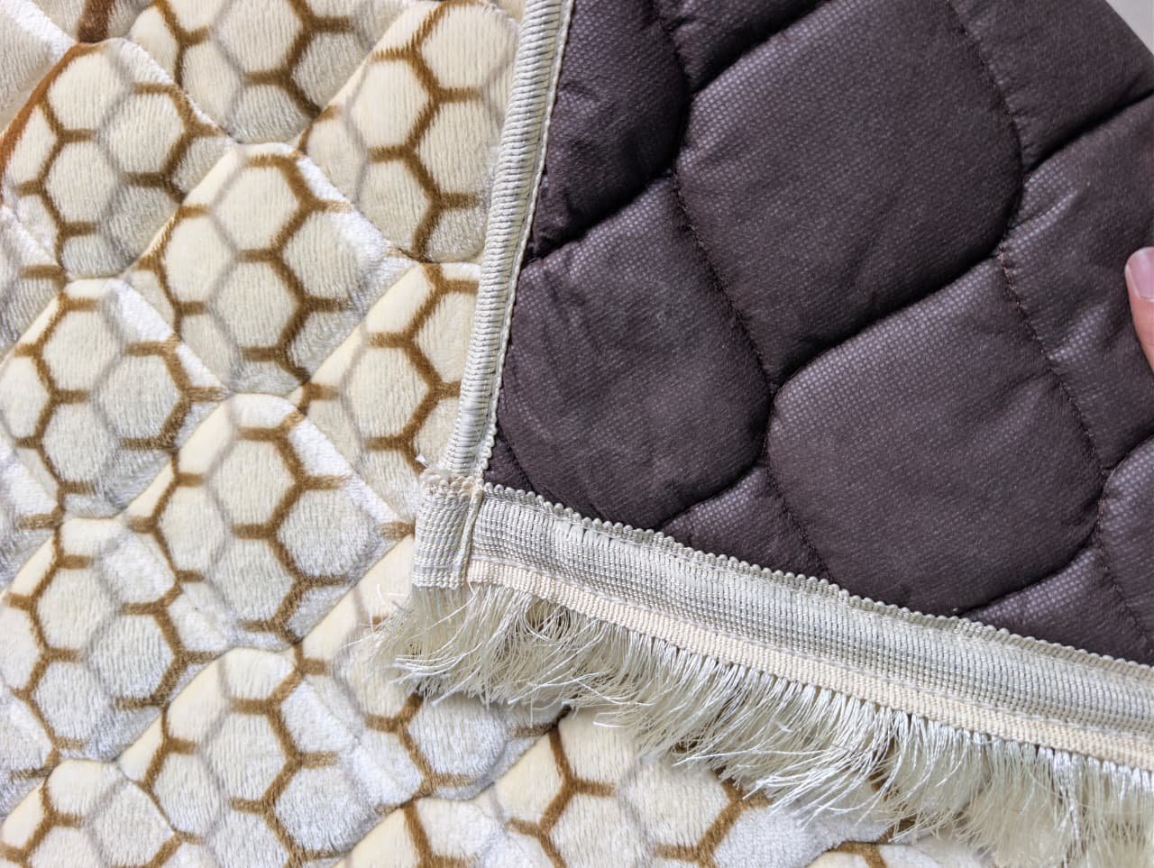 Velvet Honeycomb Janamaz #1 Best Prayer Mat Pakistan - Image 3